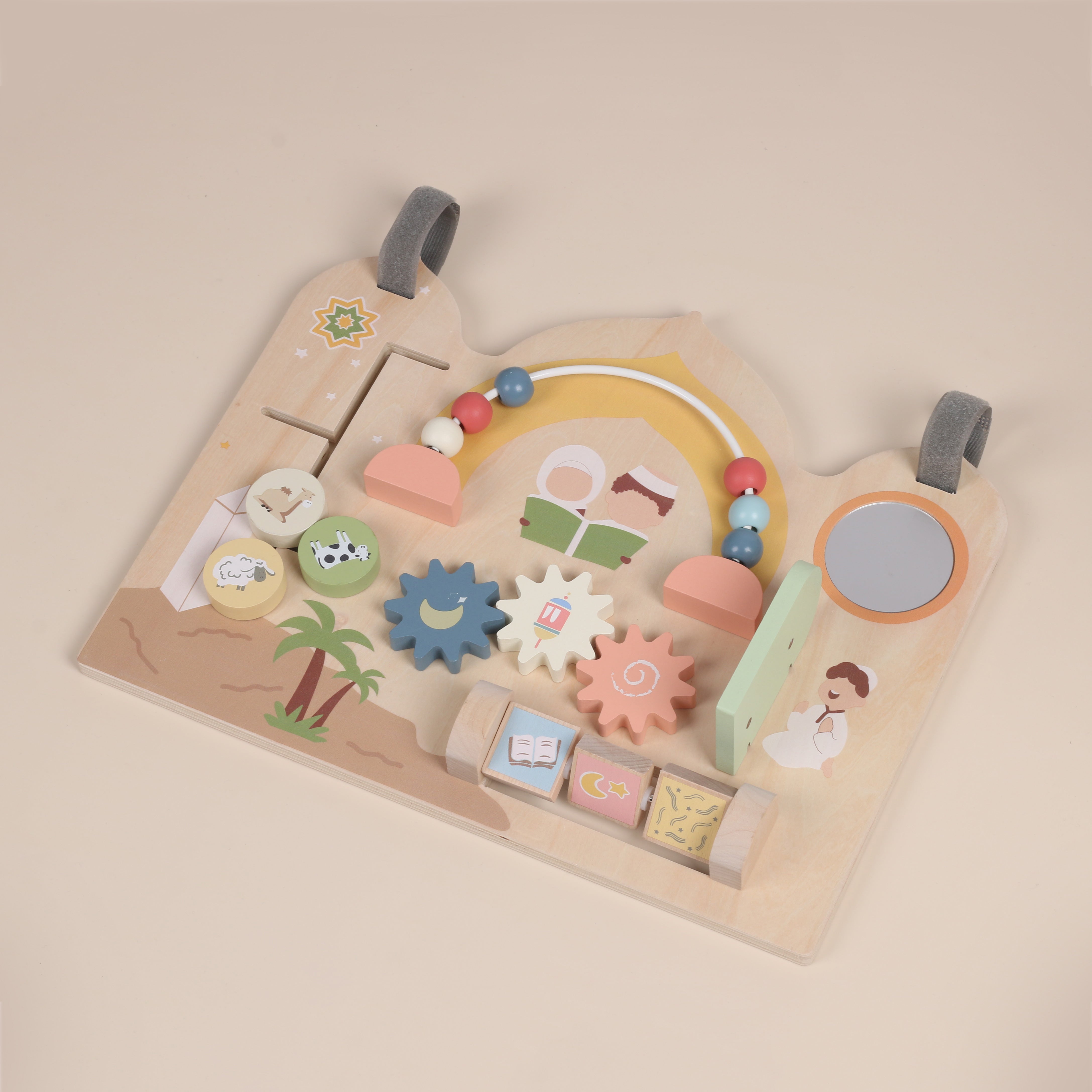 Schuine productfoto van een houten Montessori geïnspireerd activiteitenbord (busy board), met kralenboog, meerdere interactieve onderdelen zoals gears/draaiwielen, schuifblokjes en sensorische speelelementen, rustige kleuren en natuurlijke houtlook, open spel zonder vaste regels, ideaal voor zelfstandig ontdekken, herhalen en focus, met subtiele islamitische inspiratie in vormgeving en details