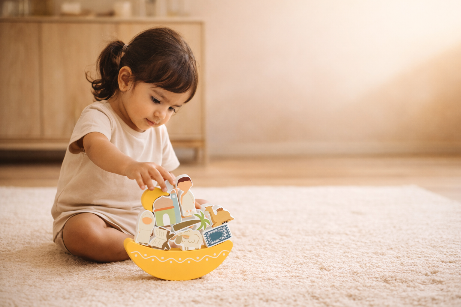 Rustig Montessori speelgoed in een moslim gezin met houten speelgoed en zachte kleuren