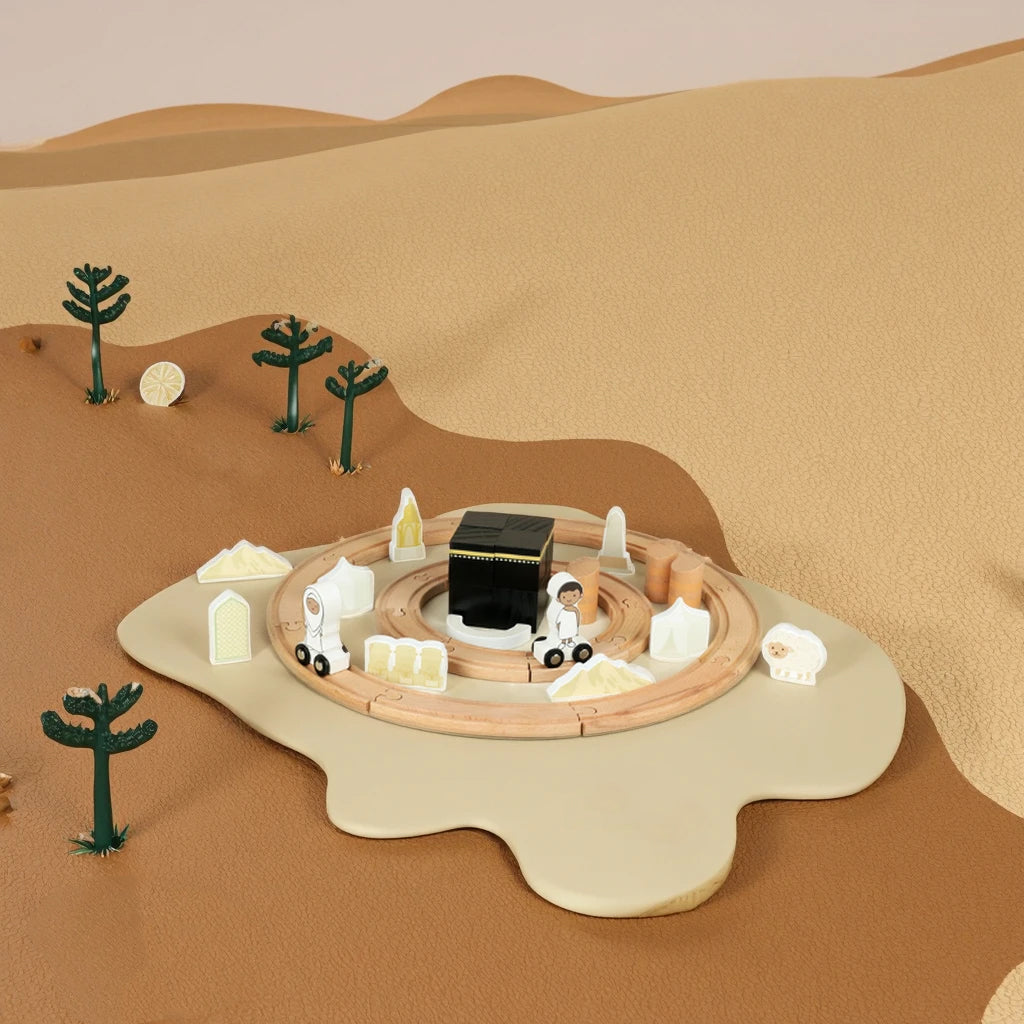 Houten Hajj treinset voor kinderen met Kaaba, rails, pelgrimsfiguren en islamitische details in een warme woestijnsetting.