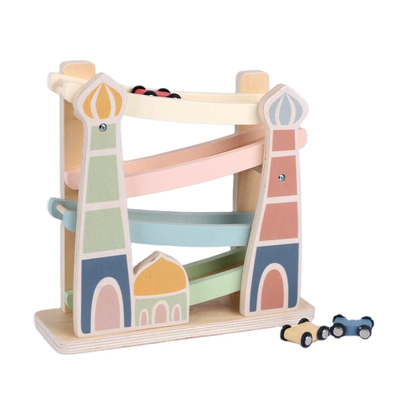 Schuin aanzicht van houten masjid autobaan met minaret-achtige zijpanelen, vier hellingbanen in pastel en twee houten autootjes erbij, Montessori geïnspireerde car ramp die kinderen laat herhalen, ontdekken en variëren, stimuleert fijne motoriek, hand-oogcoördinatie, ruimtelijk inzicht en zelfstandig spel in een rustige, stijlvolle uitvoering