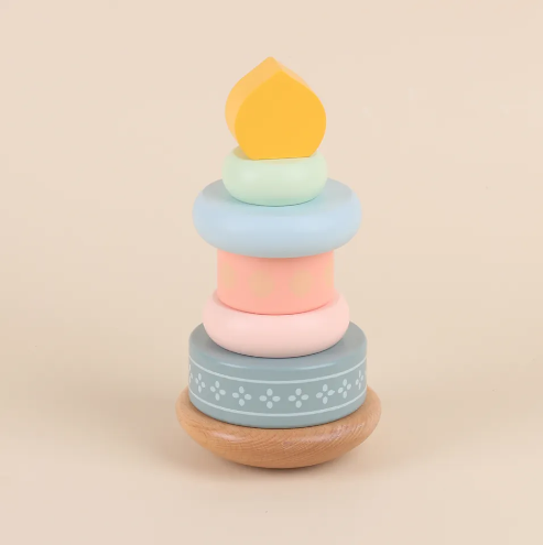 Houten stapeltoren in pastelkleuren, montessori ringstapelaar voor peuters, stapelringen in lichtblauw en roze op een blauwgrijze ring met subtiel patroon, afgewerkt met een geel koepelvormig topstuk, educatief houten speelgoed voor fijne motoriek en hand-oogcoördinatie