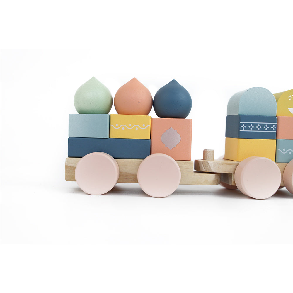 Detailfoto van houten treinwagon met stapelblokken, pastel blokken met koepelvormen in groen, oranje en blauw, houten onderstel met ronde wielen, stapelspeelgoed dat fijne motoriek stimuleert, Montessori geïnspireerd peuterspeelgoed van hout, product close-up op witte achtergrond