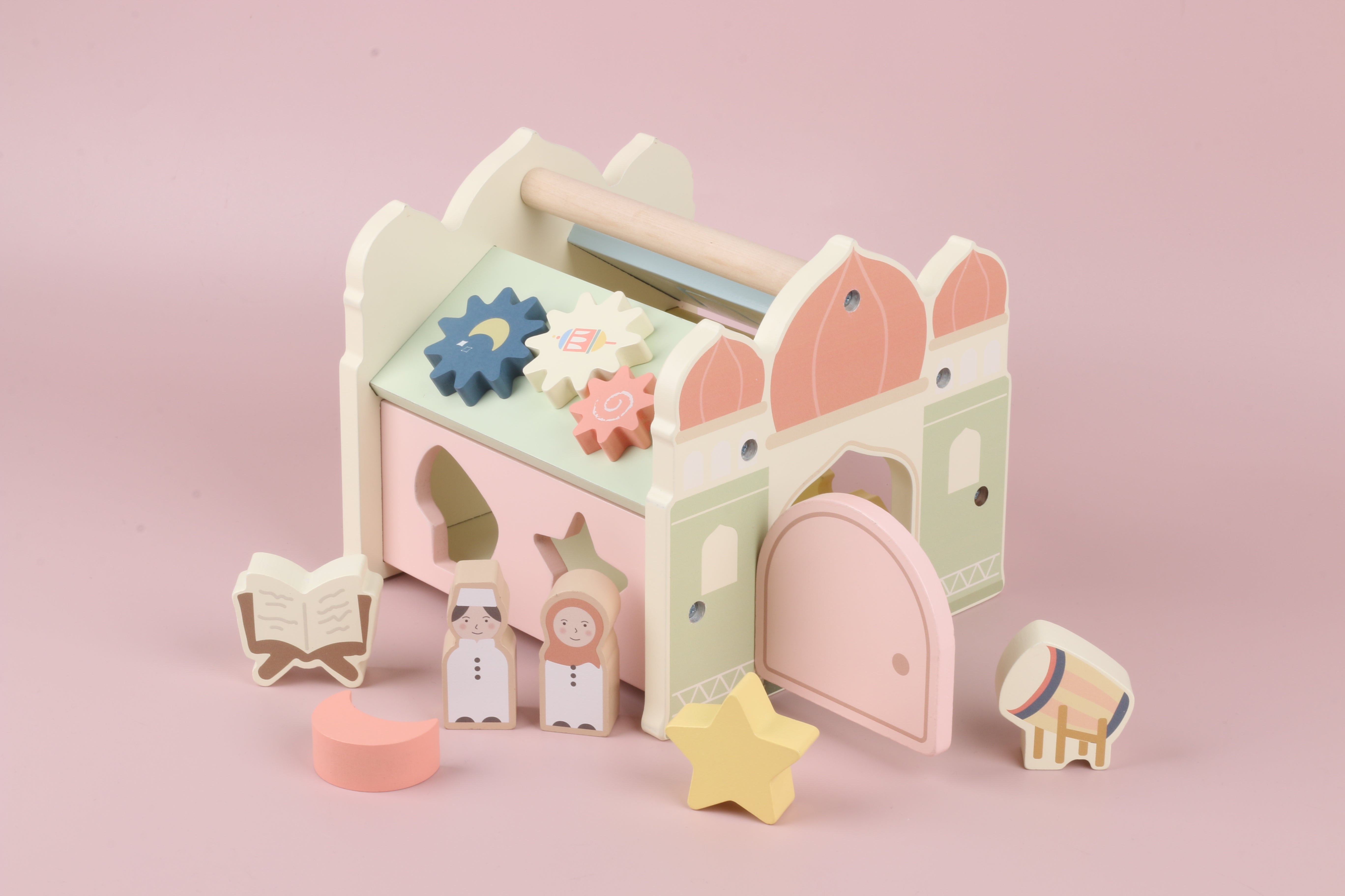 Bovenkant van houten masjid activiteitenkubus met schuifbaan/route en handgreep, Montessori geïnspireerd activiteitenspeelgoed waarin kinderen een vorm over het pad schuiven en herhalen, stimuleert fijne motoriek, hand-oogcoördinatie en focus, open ended play met rustgevende pastelkleuren en islamitische inspiratie in het ontwerp