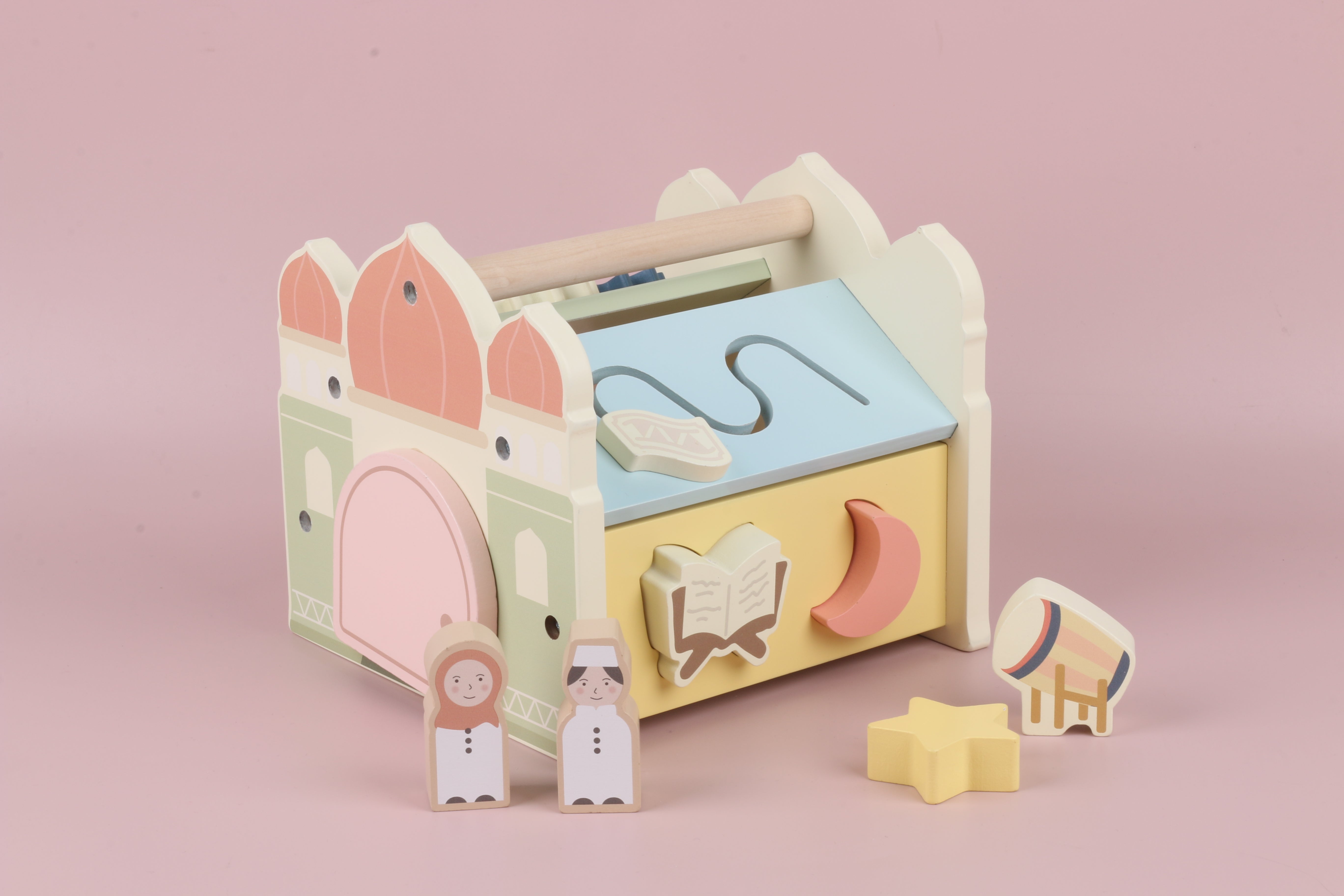 Houten masjid activity cube met deur-element en draaiende tandwielen bovenop met illustraties zoals maan en ramadan-lantaarn, Montessori geïnspireerd motoriek speelgoed dat kinderen laat draaien, voelen, ontdekken en verhalen maken, open-ended play met islamitische details, ideaal voor concentratie, motoriek en creatief spel