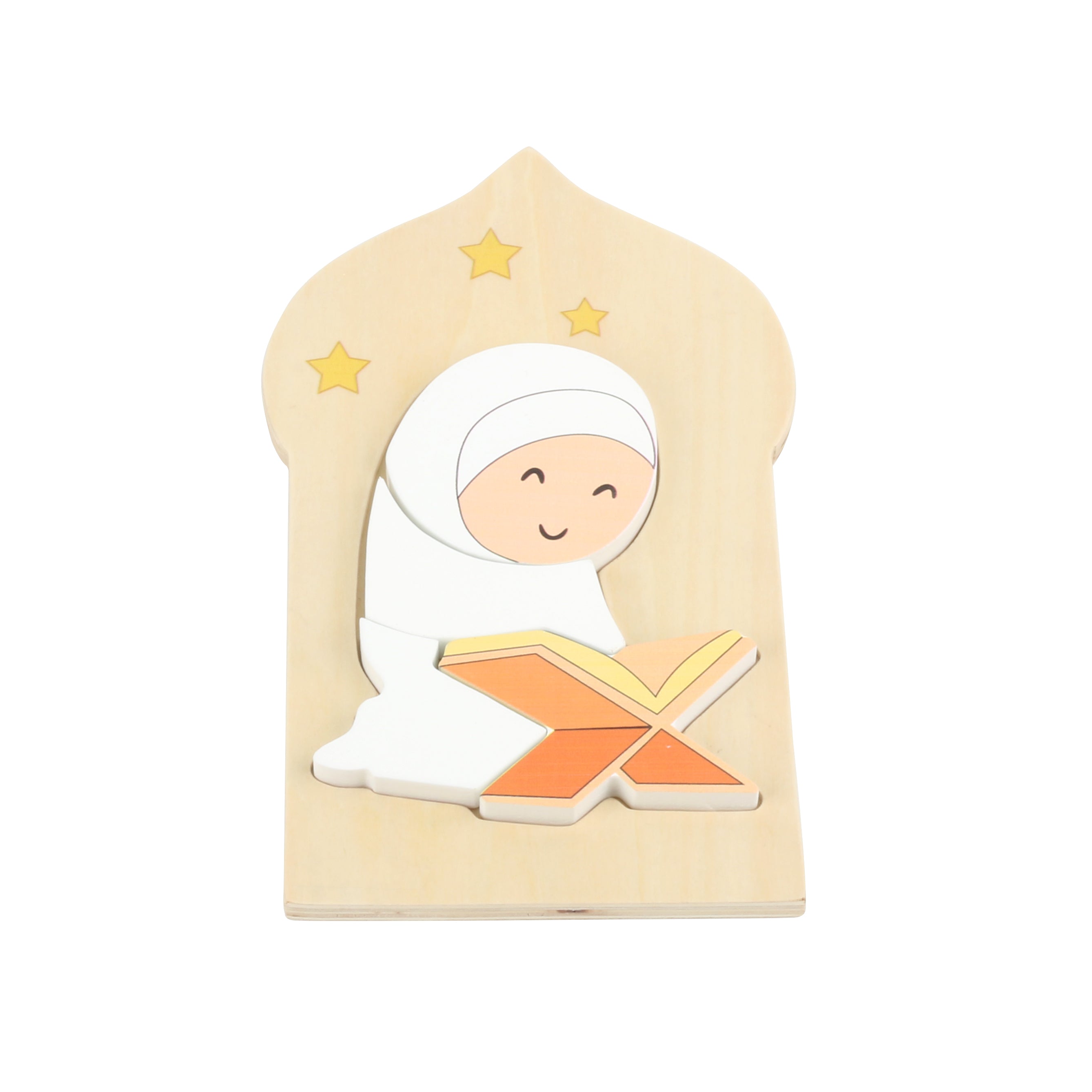 Houten inlegpuzzel met illustratie van kind dat Qur’an leest op een rihal, Montessori geïnspireerde puzzel met losse houten inlegstukken, stimuleert fijne motoriek, hand-oogcoördinatie en geduld, helpt bij vormherkenning en probleemoplossend denken, warm en herkenbaar islamitisch thema zonder nadrukkelijk te zijn, ideaal voor rustige speelmomenten