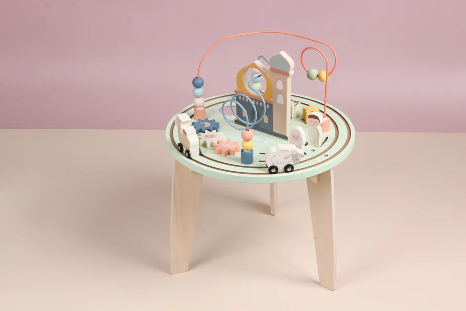 Houten masjid motoriektafel, ronde activiteitentafel voor peuters, montessori geïnspireerd speelgoed, treinbaan op tafelblad, kralenlabyrint met gekleurde kralen, moskee en minaret speelelement, pastelkleuren en naturel hout, houten figuurtjes en blokjes, stimuleert fijne motoriek en hand-oogcoördinatie, open spel met subtiele islamitische sfeer, educatief houten speelgoed vanaf 18 maanden